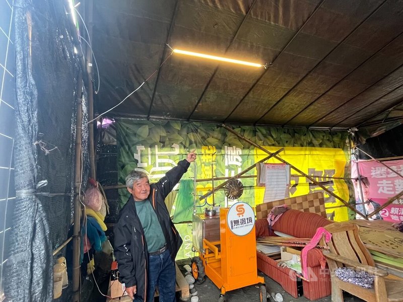 東華大學洄瀾共好USR計畫辦公室與能源科技中心師生利用光電儲能系統開發農用自走車，瓜農楊火土說，農用自走車除了可協助西瓜田農務工作，還可提供工寮夜間照明。中央社記者張祈攝  113年3月14日