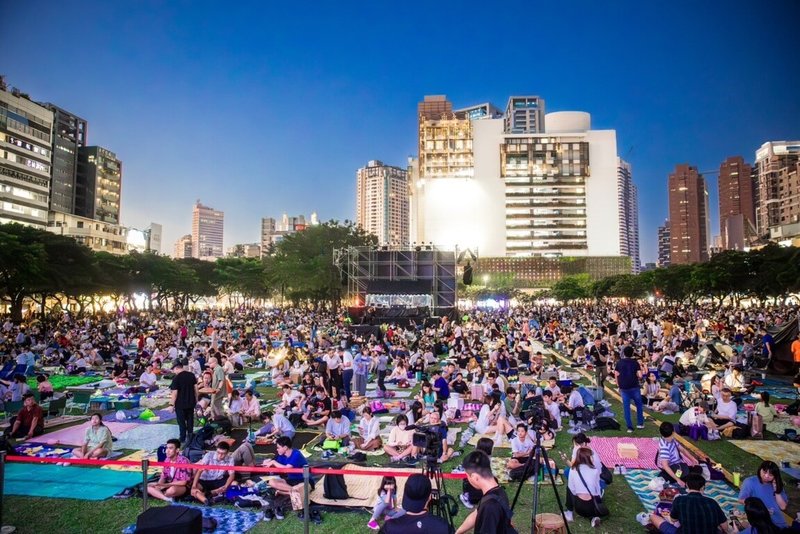 台中市政府舉辦的爵士音樂節每年吸引大批人潮，民進黨台中市議員林祈烽14日建議，有許多場館未使用，可加入作為展演場地。市長盧秀燕表示，年輕人希望參加「大家在一起」的活動，跨年晚會就是如此。（台中市政府提供）中央社記者趙麗妍傳真 113年3月14日