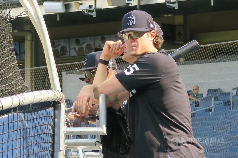 美媒13日報導,美國職棒大聯盟紐約洋基強投柯爾(Gerrit Cole)右肘受傷,估計例行賽季至少缺陣一個月。圖為2022年5月31日柯爾在洋基球場賽前練習。中央社記者尹俊傑紐約攝 113年3月14日