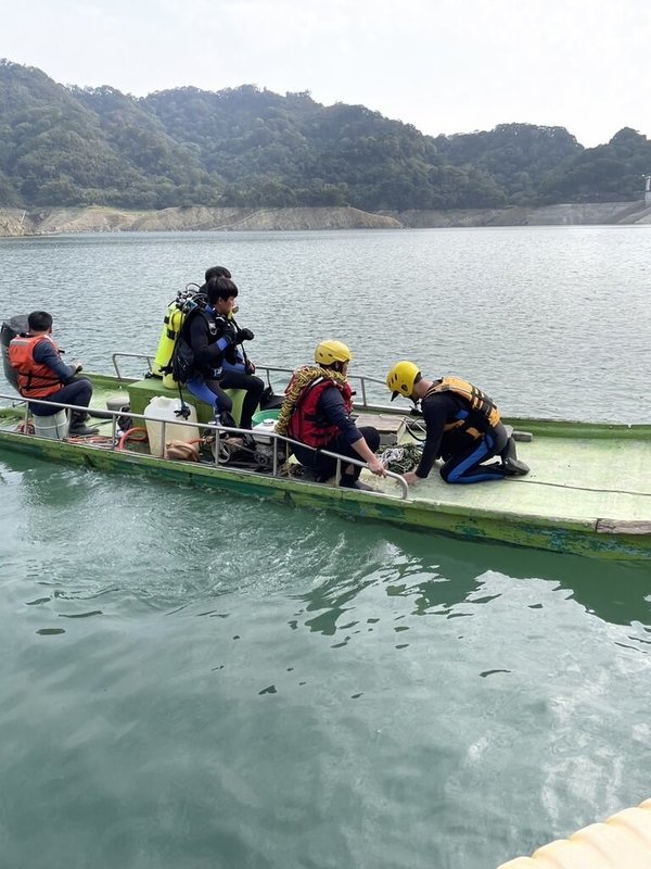 鯉魚潭水庫13日有1名抽泥作業人員失蹤疑似落水,苗栗縣消防局14日持續派遣卓蘭、大湖、獅潭及特搜分隊隊員前往搜尋,盼早日發現疑似落水劉姓男子。(民眾提供)中央社記者管瑞平傳真 113年3月14日