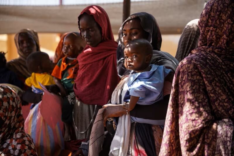 圖為1月蘇丹一處難民營內的婦女與孩童。（MSF/Mohamed Zakaria/Handout via 路透社）