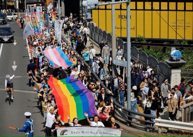 圖為2023年4月23日，日本民眾參與東京同志遊行。（路透社）