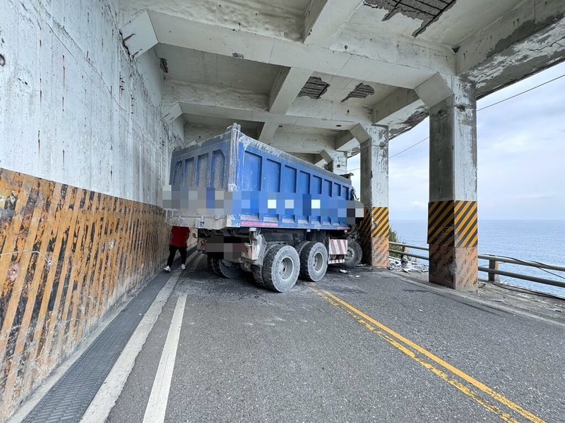 台9丁線(舊蘇花公路)和仁段北上車道15日上午發生大貨車自撞明隧道事故,造成駕駛及乘客2人輕重傷,交通因事故阻斷約1小時。(新城警分局提供)中央社記者張祈傳真 113年3月15日
