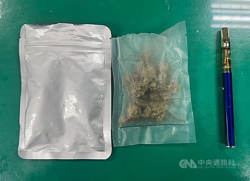 台北市警察局中山分局指出,日前獲報健身網紅「營養健身葛格Peeta」黎姓男子非法持有毒品,警方15日持法院核發搜索票前往黎男家中及工作室等3處搜索,查獲約9.86克大麻等物,詢後依法送辦。(翻攝畫面)中央社記者劉建邦傳真 113年3月15日