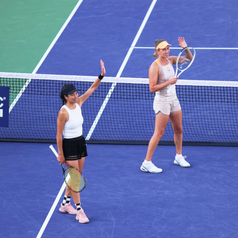 台灣女子網球好手謝淑薇（左）15日和比利時搭檔梅丹斯（右），在美國加州印地安泉網球賽女雙4強擊敗美澳組合，順利搶下冠軍賽門票。（圖取自twitter.com/BNPPARIBASOPEN）
