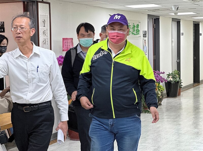 台北地檢署14日指揮廉政署搜索國民黨台北市議員陳重文議會辦公室等處,將約談陳重文及廠商等多人說明。圖為陳重文(前右)近中午時被辦案人員帶離議會。中央社記者劉建邦攝 113年3月14日