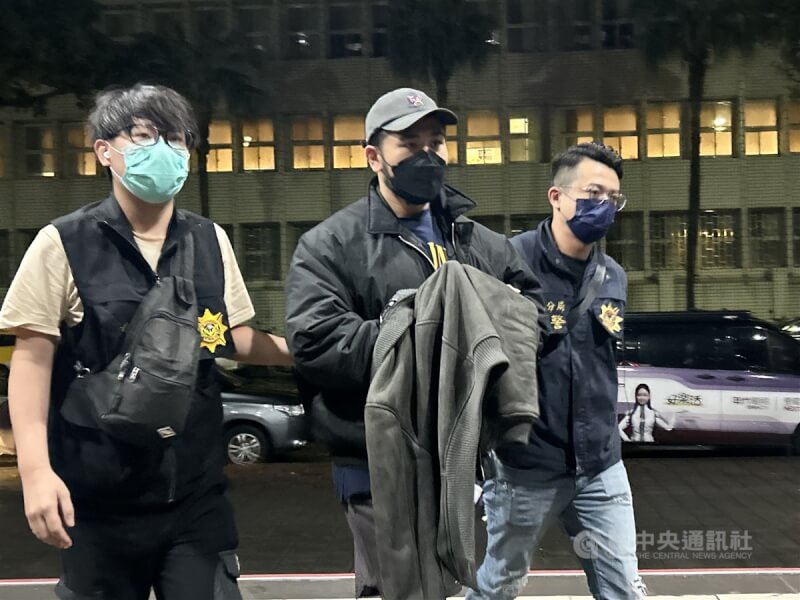 健身網紅黎姓男子（葛格Peeta）（中）15日因涉及持有大麻遭逮捕，黎男初步否認，警方詢後依違反毒品危害防制條例將人移送台北地檢署偵辦。中央社記者林長順攝 113年3月15日