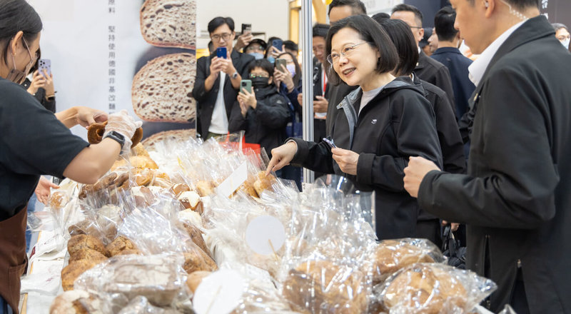 總統蔡英文15日參訪「2024台北國際烘焙暨設備展」，在台北市糕餅商業同業公會理事長周正訓介紹下，參觀展場攤位。（總統府提供）中央社記者溫貴香傳真  113年3月15日