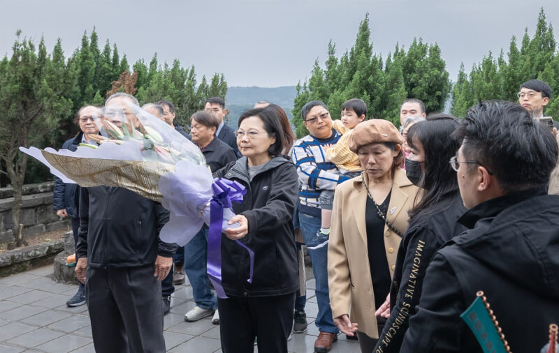 清明節前夕，總統蔡英文（前中）15日赴史明墓園獻花致祭。（圖取自facebook.com/tsaiingwen）