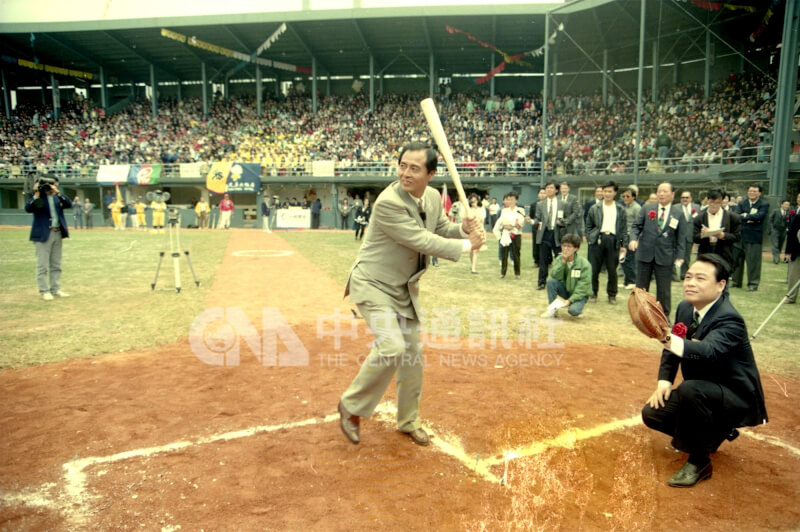 1990年3月17日中華職業棒球賽在台北市立棒球場開打，旅日棒球選手王貞治為職棒元年的第一場比賽揮棒，捕手為中華職棒聯盟會長唐盼盼。（中央社檔案照片）