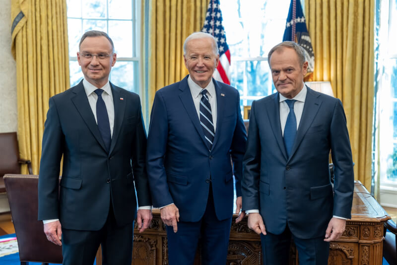 波蘭總統杜達（左）和總理圖斯克（右）共同訪問白宮，與美國總統拜登（中）會面，以紀念波蘭加入北約25週年。（圖取自twitter.com/POTUS）