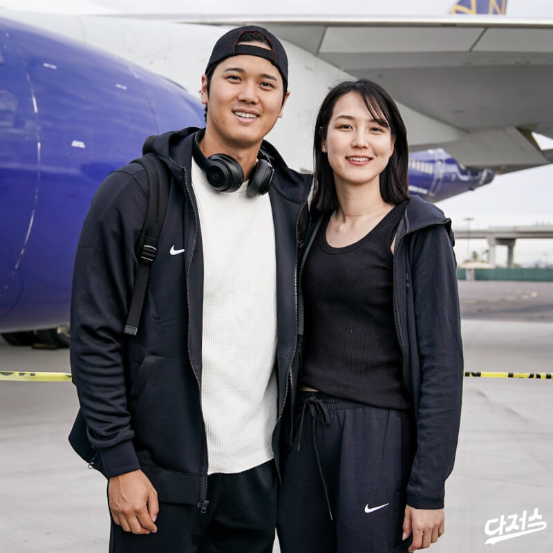 大谷翔平（左）與妻子田中真美子（右）合照。（圖取自twitter.com/Dodgers）