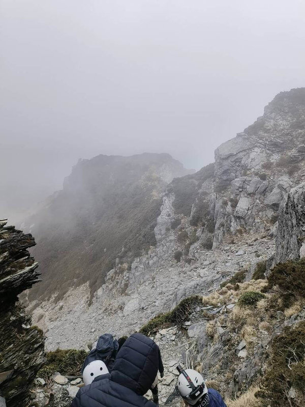 花蓮縣秀林國中師生組成尋根小隊攀登奇萊山，15日行經奇萊北峰三角點下方100公尺處時有4名學生遭落石擊中受傷，生命跡象皆穩定，已由領隊陪同返回山屋等待搜救人員。（民眾提供）中央社記者張祈傳真  113年3月15日