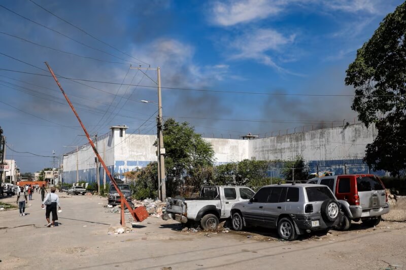 海地暴力情勢再升溫，位於首都太子港的國家監獄14日發生火警冒出煙霧。（路透社）