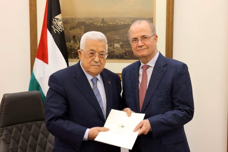巴勒斯坦自治政府主席阿巴斯（左）14日任命盟友穆斯塔法擔任總理。（Palestinian president office/Handout via 路透社）