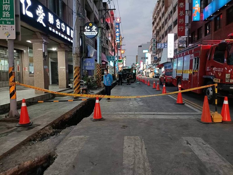 彰化縣員林市中山南路正進行自來水管線工程，工人16日施工時疑誤觸瓦斯管線造成瓦斯外洩，管線冒出火舌燙傷工人，警消獲報到場緊急拉起封鎖線，並通知自來水公司以及瓦斯公司到場處理。（民眾提供）中央社記者吳哲豪傳真 113年3月16日