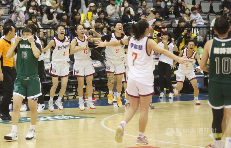 112學年度HBL高中籃球聯賽4強賽程16日在台北小巨蛋開打,女子組普門中學(白衣)終場以68比61擊敗陽明高中(綠衣)、成功闖入冠軍戰,賽後選手開心跳躍慶祝。中央社記者張新偉攝 113年3月16日
