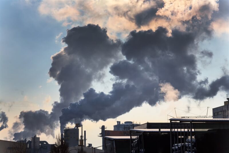 德國設定2030年的碳排放量需減少為1990年的65%，以實現2045年達到碳中和的目標。2023年因再生能源份額增加及企業和消費者對能源需求的減少，德國碳排比往年減少10.1%，比2022年下降約7600萬噸溫室氣體排放量。（取自德國聯邦環境署網站）中央社記者林尚縈柏林傳真 113年3月16日