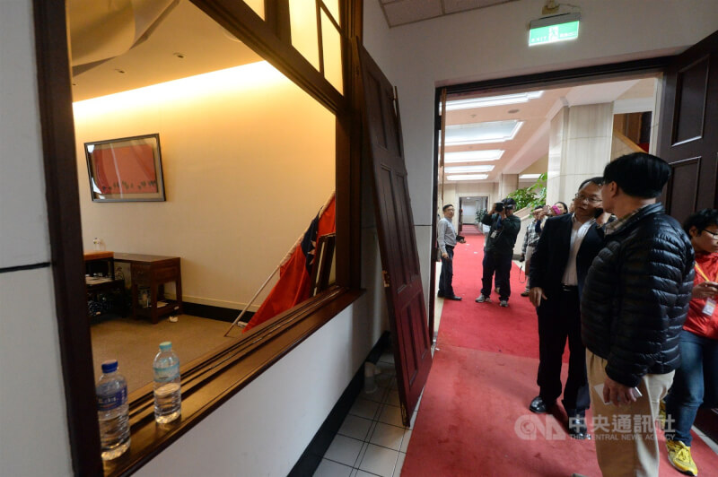 行政院副秘书长萧家淇（右2）巡视遭破坏的行政院中央大楼，1楼接待室窗户全破，大厅旁大门也遭破坏。（中央社档案照片）