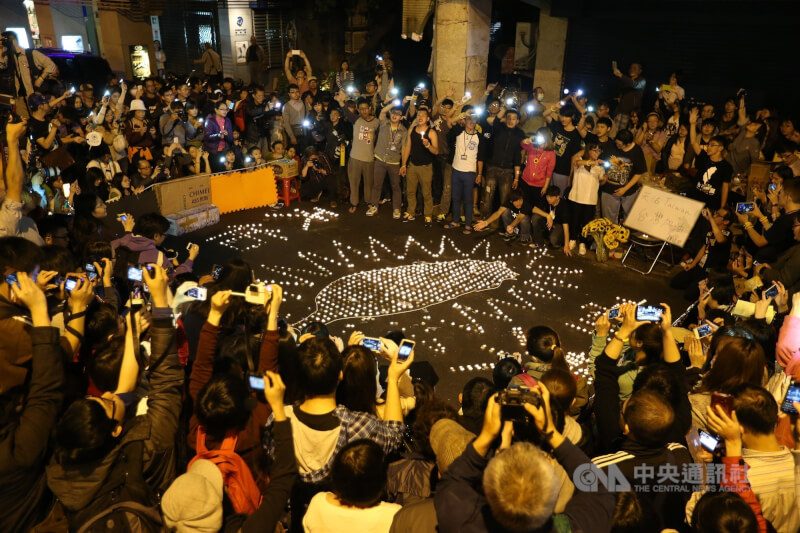 4月9日，许多民众在镇江街口将蜡烛排成台湾形状，高唱「岛屿天光」。（中央社档案照片）