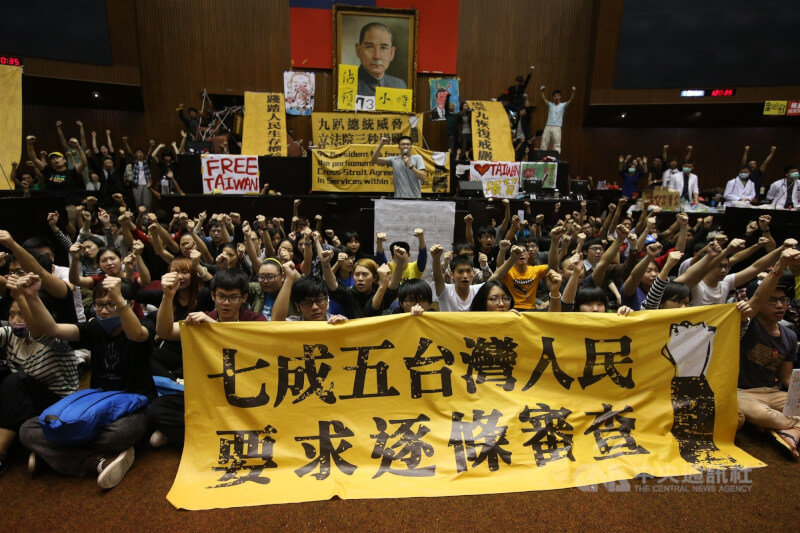 太陽花學運屆滿10年，對台灣政壇影響深遠。2014年3月20日，占據立法院議場的反服貿群眾喊話要總統馬英九進行公開對話及協商，要求承諾通過兩岸協議監督條例。（中央社檔案照片）