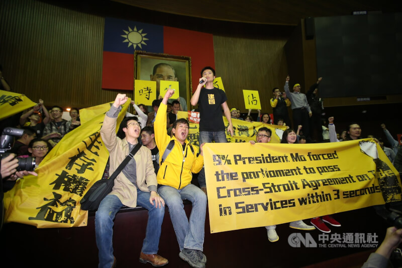 2014年3月18日，反服貿群眾衝入立法院議場，舉起布條、高喊訴求。（中央社檔案照片）