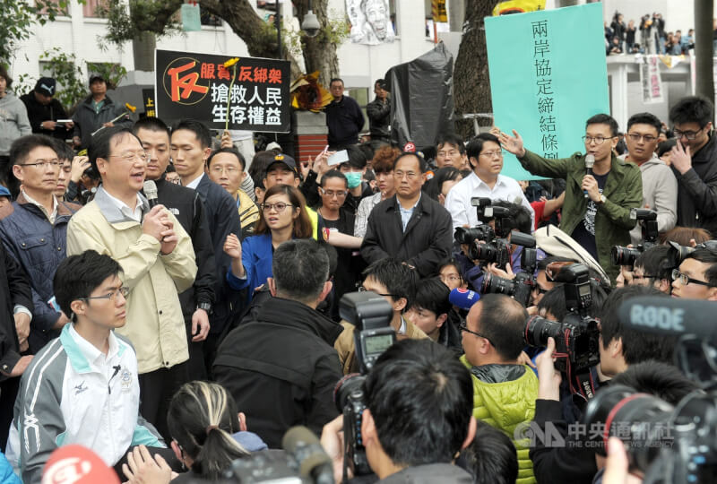 行政院长江宜桦（中左2）到立法院外探视学生，并与学生代表林飞帆（中右3）对话。（中央社档案照片）