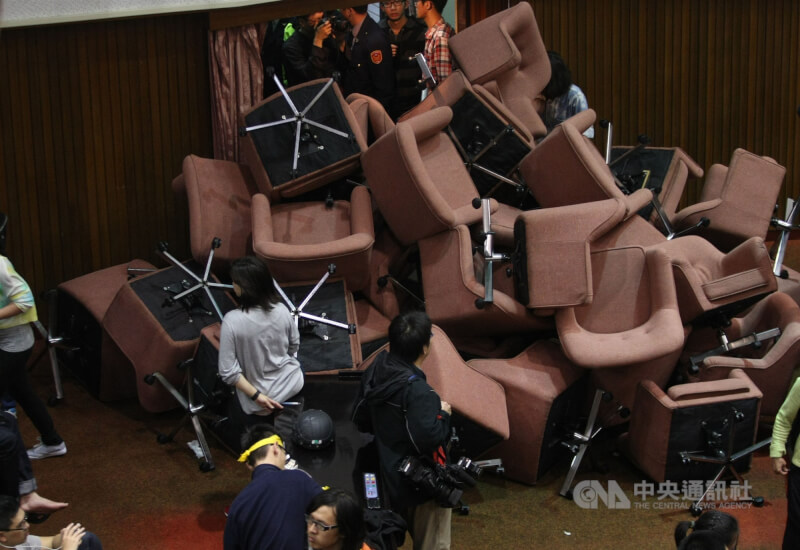 反黑箱服贸学生突破立法院侧门的警力，冲入立法院议场抗议，拿椅子堵住议场出入口。（中央社档案照片）