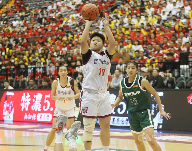 112學年度HBL高中籃球聯賽女子組4強戰16日下午由普門中學交手陽明高中,普門球員林湘凌(前中)共拿下7分12籃板,助隊以68比61重返冠軍決戰。中央社記者張新偉攝 113年3月16日
