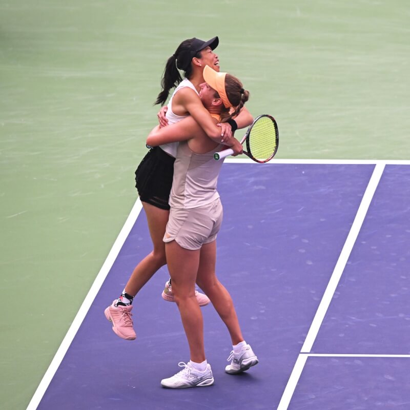 台灣網球名將謝淑薇（左）與比利時搭檔梅丹斯（右）17日在印地安泉網球賽女雙奪冠，謝淑薇也正式重返女雙世界球后。（圖取自twitter.com/BNPPARIBASOPEN）