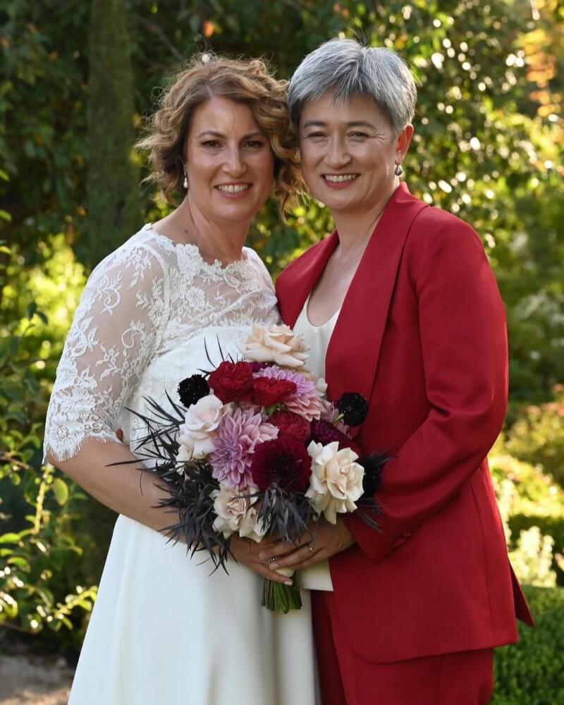 澳洲外交部長黃英賢（右）16日與她相伴近20年的同性伴侶舉行結婚儀式。（圖取自instagram.com/senatorpennywong）