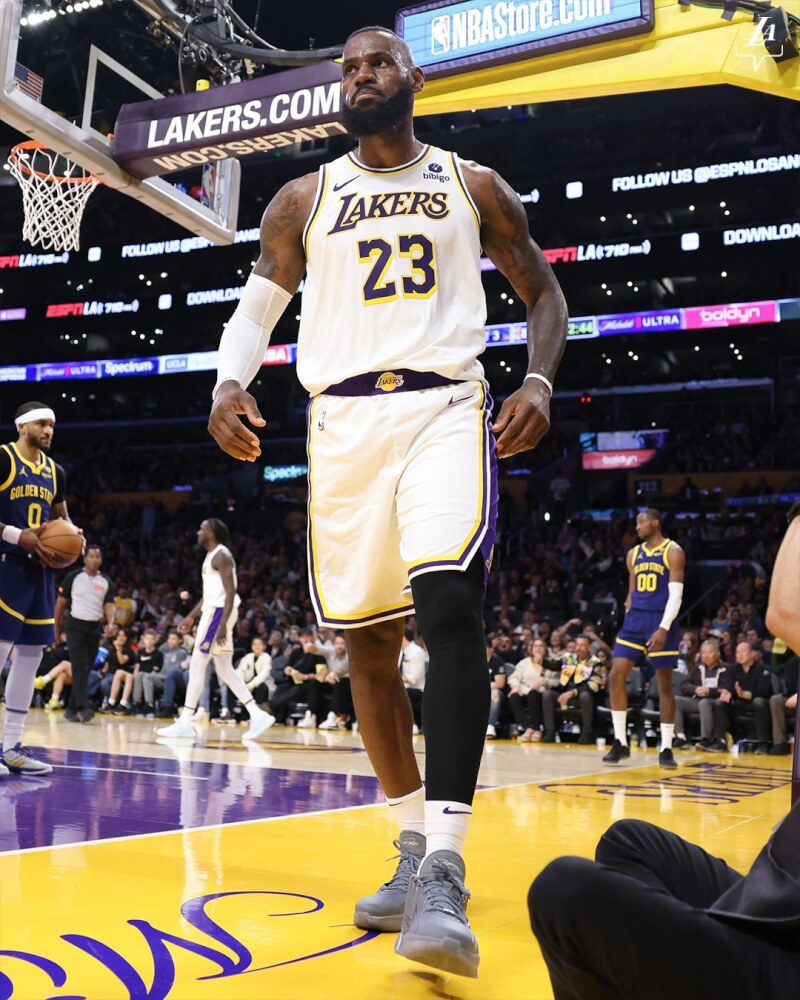 NBA洛杉磯湖人17日在主場迎戰金州勇士，詹姆斯（前）拿下全場最高的40分，外帶9助攻、8籃板。（圖取自twitter.com/Lakers）