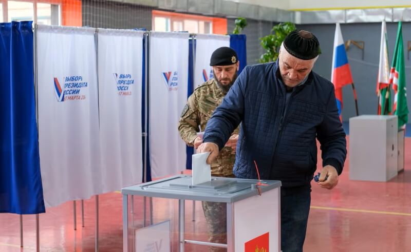 俄羅斯總統大選期間，一名男子16日在車臣一處投票所投票。（路透社）
