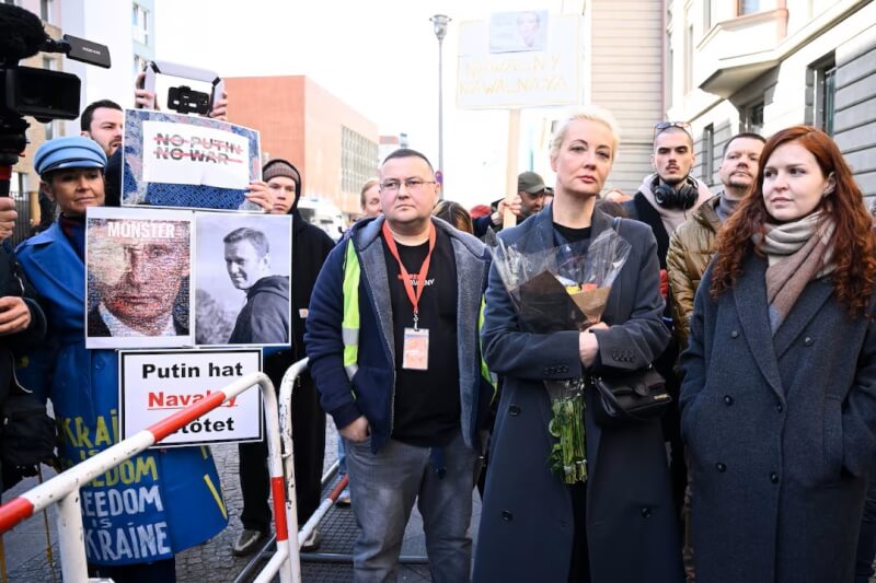 17日是俄羅斯總統大選最後一個投票日，俄國已故反對派領袖納瓦尼的遺孀尤莉雅（前排右2）現身俄羅斯駐柏林大使館外。（路透社）