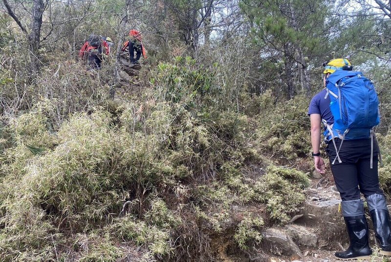 阿里山鄉玉山前峰三角點附近，吳姓男登山客16日突然倒地不起，其他山友見狀協助急救，嘉義縣消防局獲報也立即前往救援。（嘉義縣消防局提供）中央社記者黃國芳傳真  113年3月17日