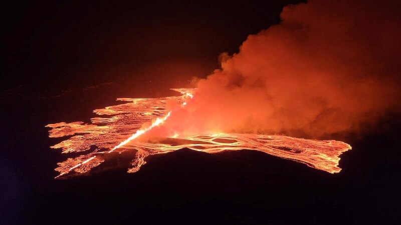 冰島16日再度發生火山噴發，為去年12月以來的第4次。（Public Security Department of Icelandic Police/Handout via 路透社）