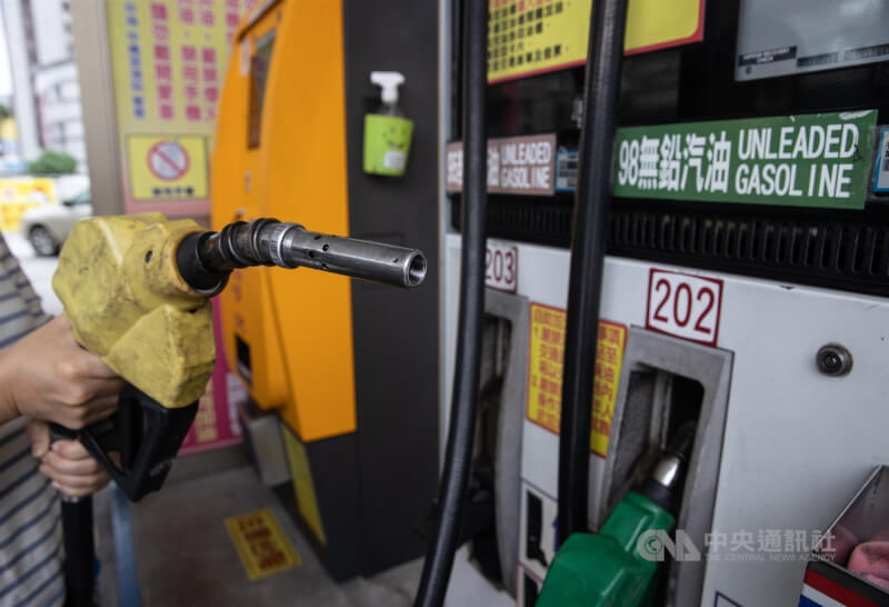 中油預估22日凌晨零時起，汽、柴油每公升價格均調降新台幣0.1元。（中央社檔案照片）