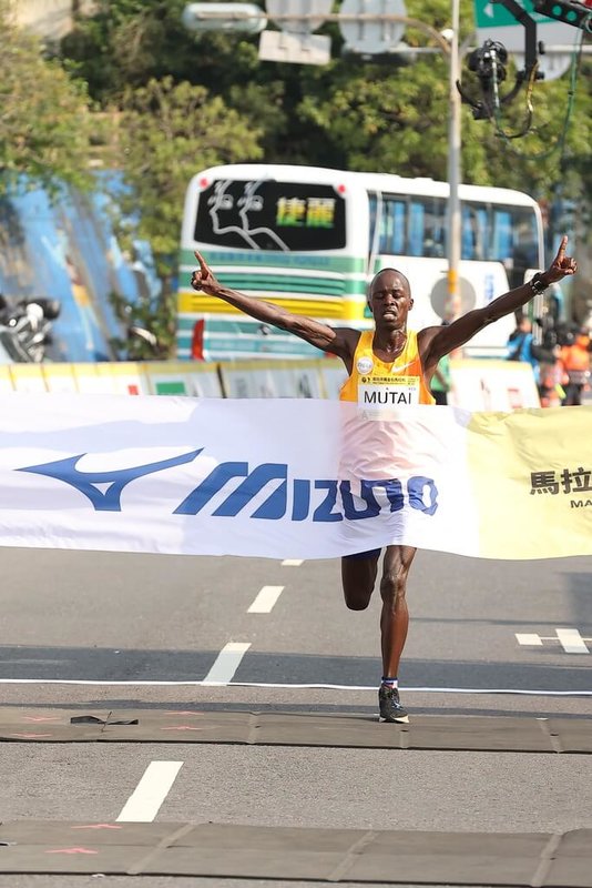 2024新北市萬金石馬拉松17日開跑，肯亞選手穆太（Cyrus Kipkemboi MUTAI）首先衝過終點，以2小時9分31秒成績奪下馬拉松男子組冠軍，打破大會紀錄。（大會提供）中央社記者王鴻國傳真 113年3月17日