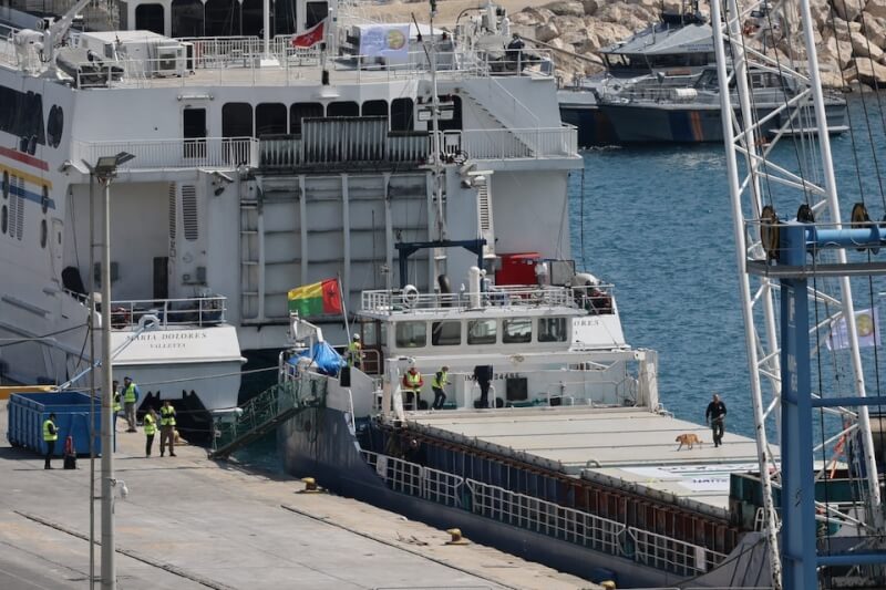圖為16日賽普勒斯拉納卡港，警察帶著警犬檢查要前往加薩的救援船。（路透社）