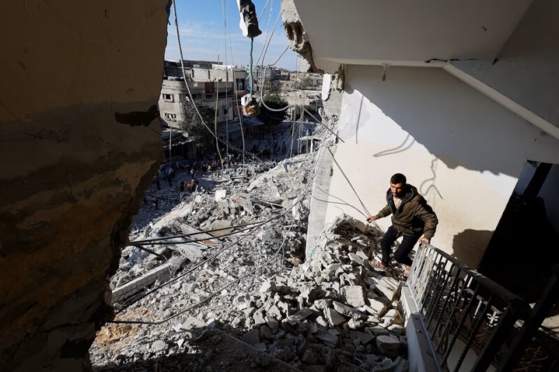 以色列與哈瑪斯之間衝突持續，一名巴勒斯坦男子9日走在受損的建築廢墟中。（路透社）