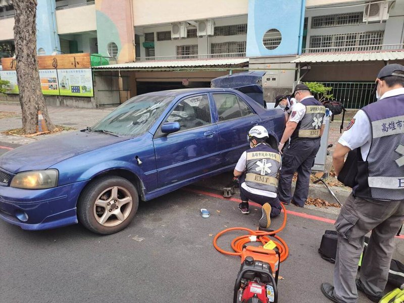 高雄市鼓山區18日發生行人遭車輛撞擊事故，8旬許姓老翁行經青海路段稍作休息時，被陳姓駕駛倒車撞上，當場失去生命跡象，已送醫急救。（高雄市消防局提供）中央社記者張已亷傳真 113年3月18日