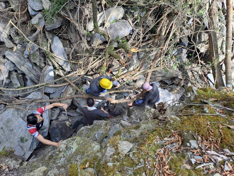 雪霸大鹿林道東線5.2公里處日前發生坍方，20名前往攀登大霸尖山的山友受困無法下山，保七總隊第五大隊會同雪霸國家公園管理處觀霧管理站協助山友脫困。（警方提供）中央社記者管瑞平傳真  113年3月18日