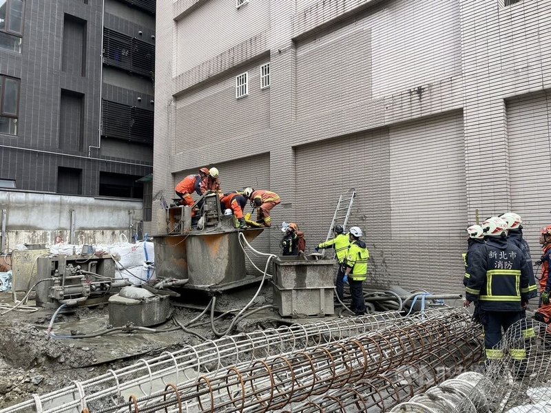 新北市新店區中央四街某工地18日上午發生意外，1名65歲男性工人操作水泥攪拌機時不慎跌入機器內，被救起時已呈OHCA（到院前心肺功能停止）狀態，送醫急救。（翻攝照片）中央社記者高華謙傳真  113年3月18日