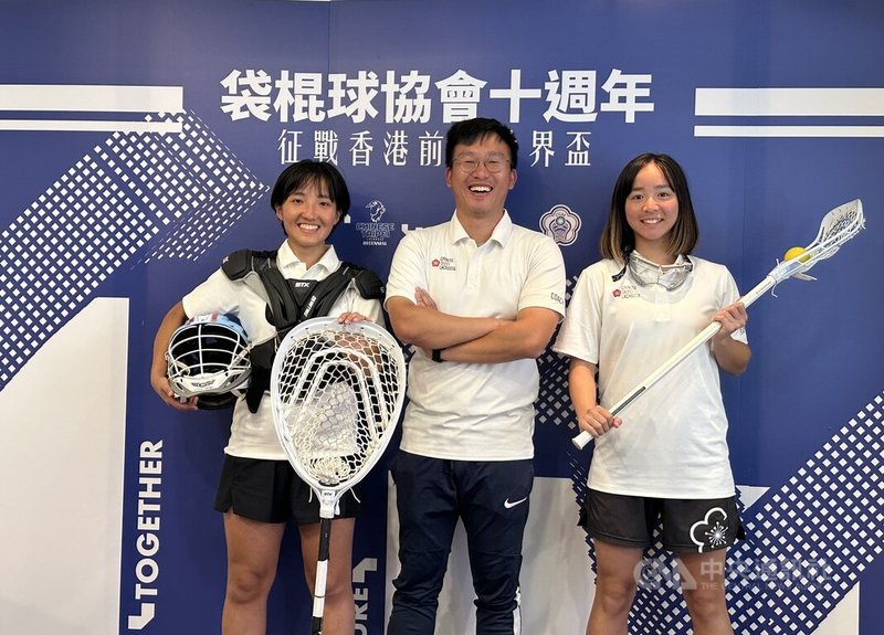 中華民國袋棍球運動協會成立10週年，其中台灣女子代表隊8月將赴香港參加U20世錦賽，教練温庭新（中）18日帶著2名主力球員林安琪（左）、王黃蓉（右）一起亮相，推廣袋棍球。中央社記者黎建忠攝  113年3月18日