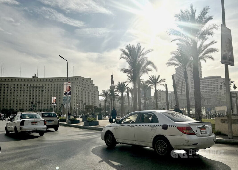 埃及开罗幅员广大且人口稠密，因此除了马路上随招随停的白色计程车外，也是网路叫车平台的兵家必争之地。图为穿梭在开罗市中心解放广场前的白色计程车。中央社记者施婉清开罗摄  113年3月18日