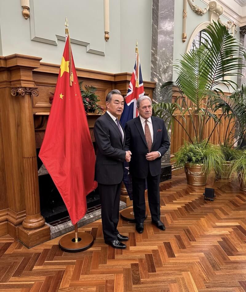 紐西蘭外交部長皮特斯（右）18日在紐國首都威靈頓與中國外長王毅（左）會談。（圖取自twitter.com/winstonpeters）