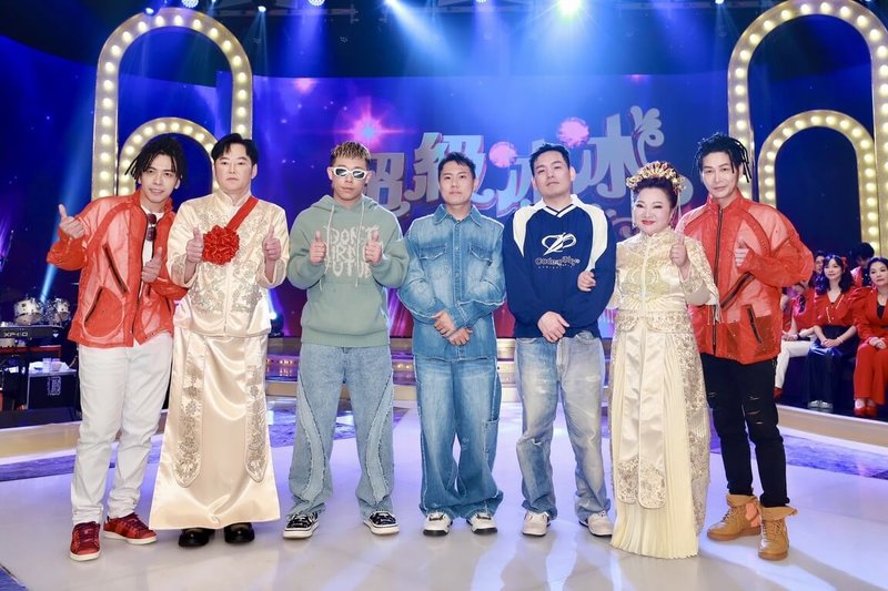 藝人白冰冰(前右2)、陽帆(左2)搭檔主持的新節目「超級冰冰Show」18日舉行首錄記者會,特別邀請本土嘻哈團體「玖壹壹」前來歡唱助陣。(民視提供)中央社記者洪素津傳真 113年3月18日