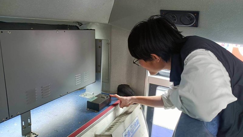 新北市公車WiFi近日遭民眾發現登入畫面為華為介面,質疑有資安疑慮,市府交通局18日派員複查公車車上WiFi列表清冊,15家公車業者所屬2468輛公車WiFi都沒用中國華為設備。(新北交通局提供)中央社記者高華謙傳真 113年3月18日