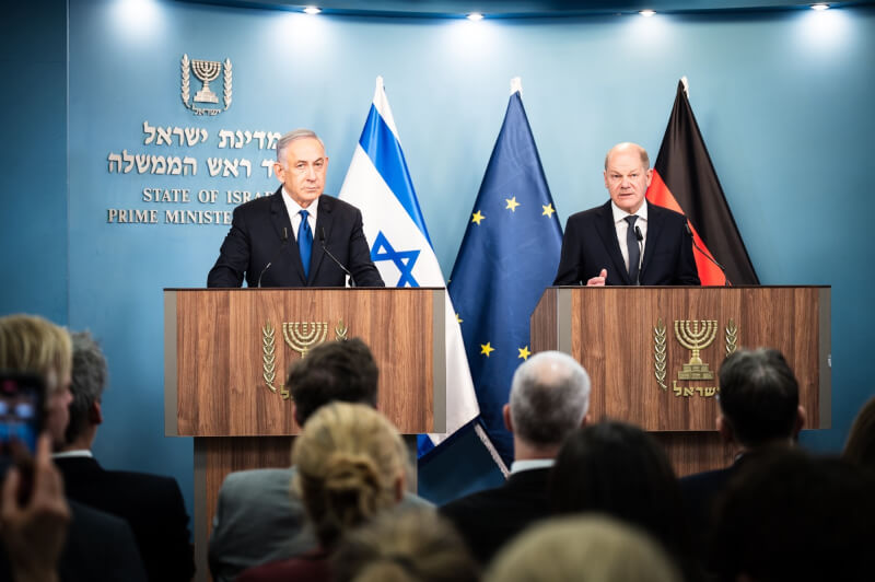 德國總理蕭茲（右）與以色列總理尼坦雅胡（左）17日在耶路撒冷會面，會後召開聯合記者會。（圖取自twitter.com/Bundeskanzler）