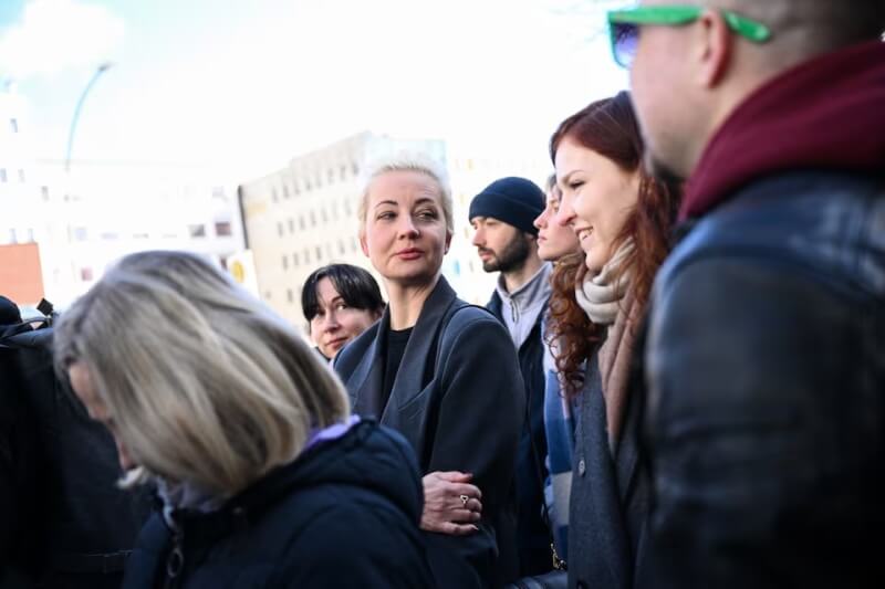 圖為納瓦尼遺孀尤莉雅（中）17日出席俄羅斯駐柏林大使館外的一場抗議活動。（路透社）